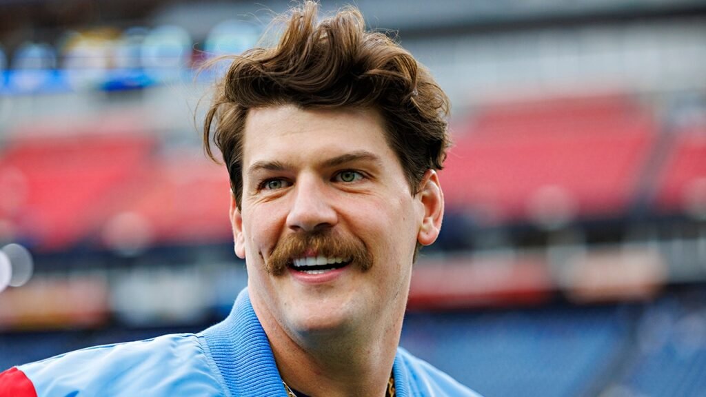 Ex-NFL lineman Taylor Lewan throws disastrous first pitch at Cardinals game